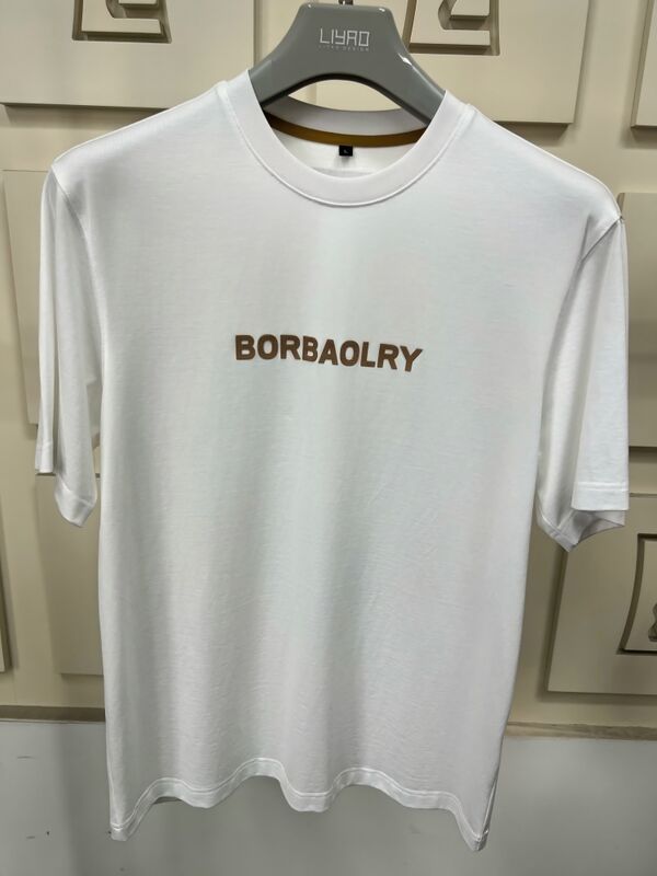 डीटीजी तकनीक का उपयोग करके मुद्रित कस्टम लोगो के साथ पुरुषों के उच्च गुणवत्ता वाले नियमित फिट लघु आस्तीन टी-शर्ट