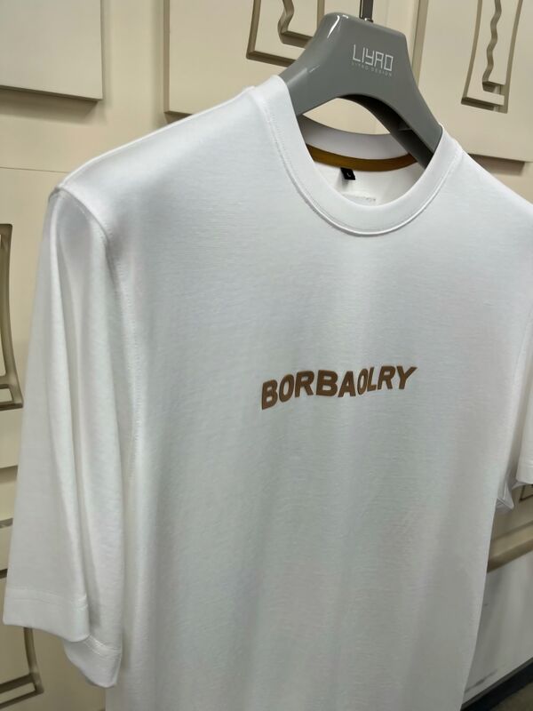 डीटीजी तकनीक का उपयोग करके मुद्रित कस्टम लोगो के साथ पुरुषों के उच्च गुणवत्ता वाले नियमित फिट लघु आस्तीन टी-शर्ट