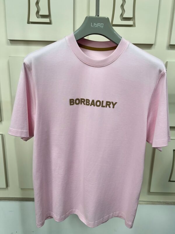 डीटीजी तकनीक का उपयोग करके मुद्रित कस्टम लोगो के साथ पुरुषों के उच्च गुणवत्ता वाले नियमित फिट लघु आस्तीन टी-शर्ट