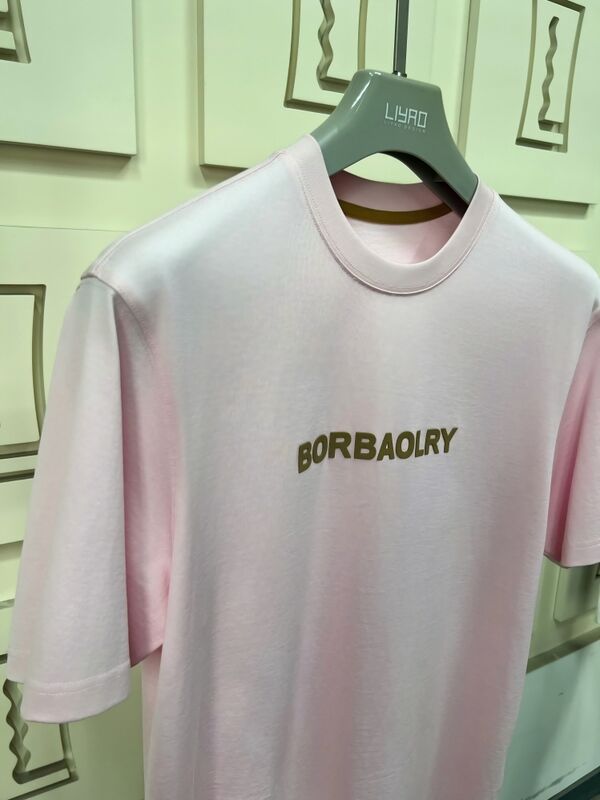 डीटीजी तकनीक का उपयोग करके मुद्रित कस्टम लोगो के साथ पुरुषों के उच्च गुणवत्ता वाले नियमित फिट लघु आस्तीन टी-शर्ट