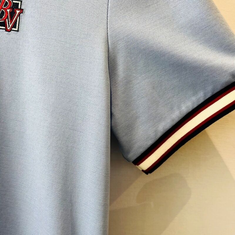 पुरुषों की लाइट ब्लू पोलो शर्ट कंट्रास्ट कॉलर और कढ़ाई वाले लोगो के साथ बिज़नेस-कैज़ुअल स्टाइल पुरुषों की पiqué पोलो शर्ट