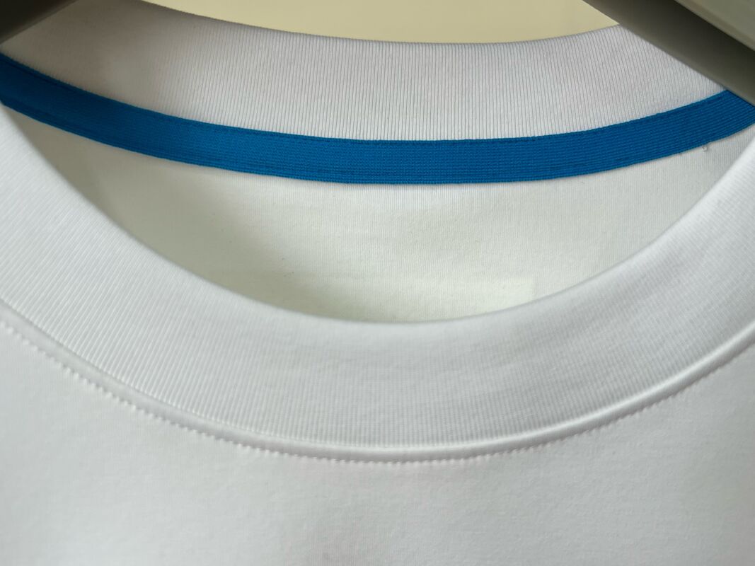 पुरुषों की सफ़ेद टी-शर्ट, फ़्लॉकिंग लेटर प्रिंट, छोटी आस्तीन वाली कैज़ुअल टॉप 100% कॉटन पुरुषों की टी-शर्ट