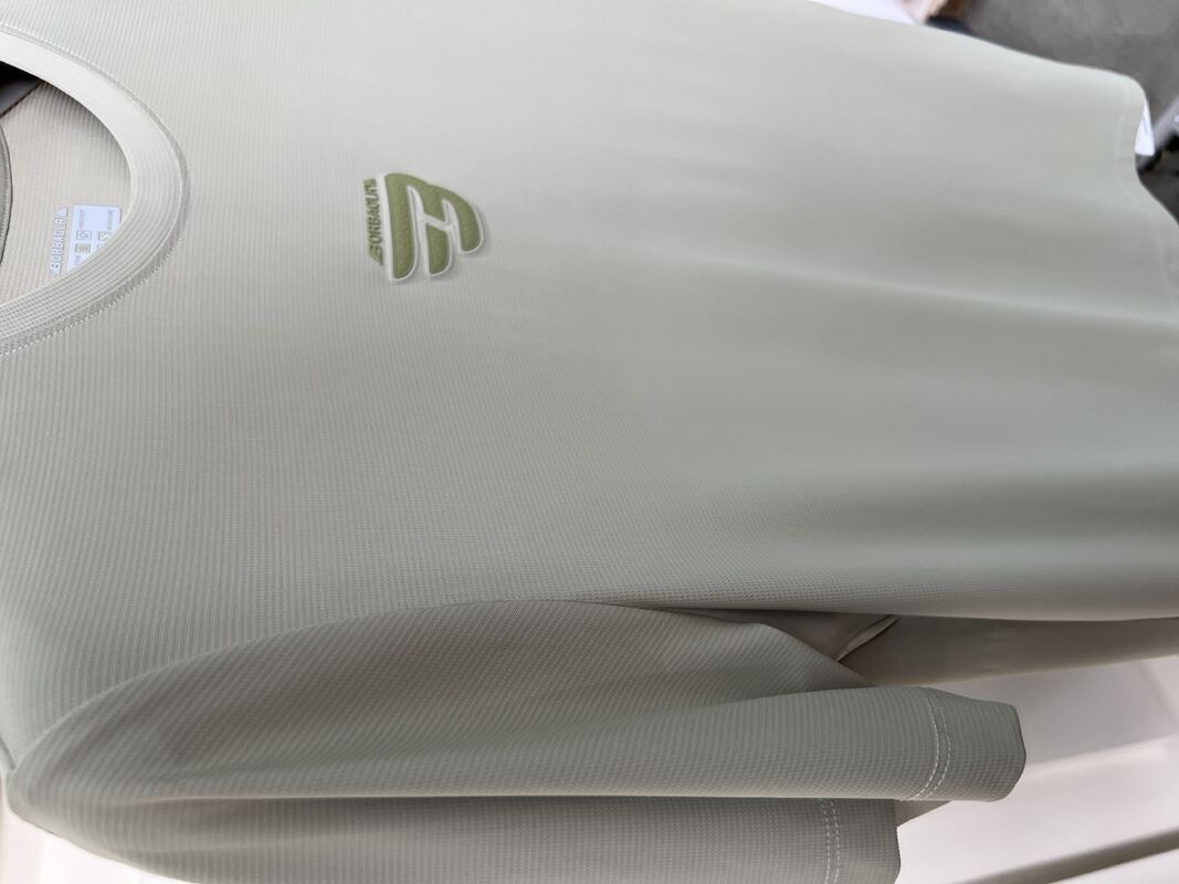 पुरुषों के लिए ऑलिव ग्रीन स्पोर्ट्स सेट - शॉर्ट - स्लीव टी-शर्ट और पैंट, सांस लेने योग्य कपड़े टी-शर्ट