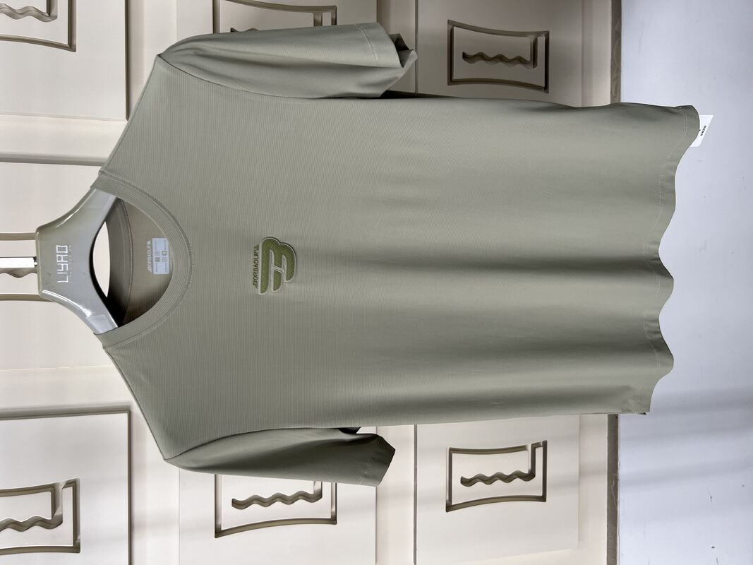 पुरुषों के लिए ऑलिव ग्रीन स्पोर्ट्स सेट - शॉर्ट - स्लीव टी-शर्ट और पैंट, सांस लेने योग्य कपड़े टी-शर्ट