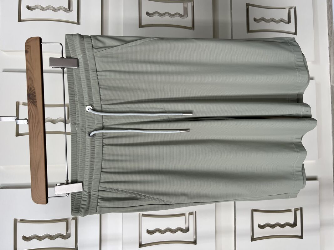 पुरुषों के लिए ऑलिव ग्रीन स्पोर्ट्स सेट - शॉर्ट - स्लीव टी-शर्ट और पैंट, सांस लेने योग्य कपड़े टी-शर्ट