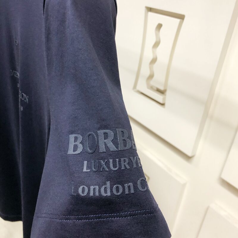 पुरुषों के लिए एम्बॉस्ड लोगो के साथ प्रीमियम ऑर्गेनिक कॉटन टी-शर्ट, कैज़ुअल और बिज़नेस वियर के लिए सॉफ्ट ब्रीथेबल फ़ैब्रिक पुरुषों की टी-शर्ट