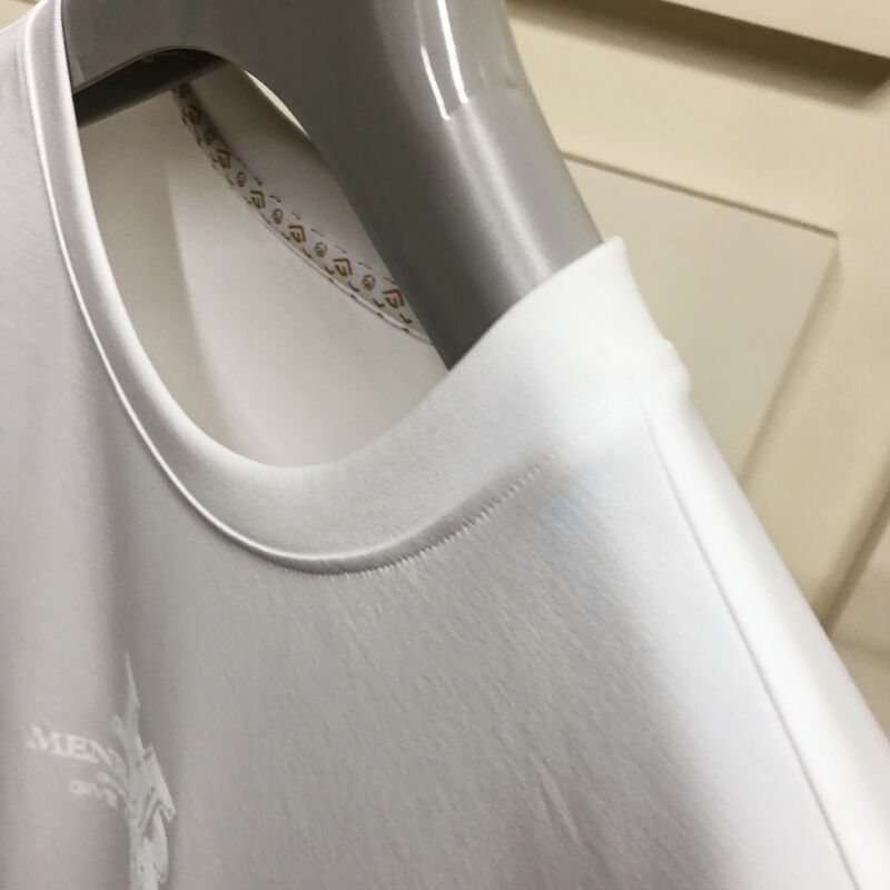 पुरुषों के लिए एम्बॉस्ड लोगो के साथ प्रीमियम ऑर्गेनिक कॉटन टी-शर्ट, कैज़ुअल और बिज़नेस वियर के लिए सॉफ्ट ब्रीथेबल फ़ैब्रिक पुरुषों की टी-शर्ट