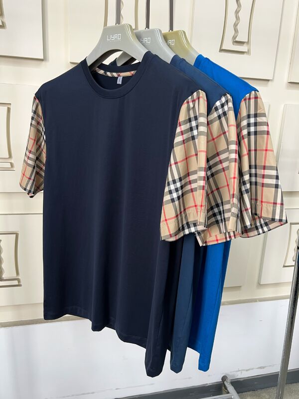 आइकॉनिक प्लेड आस्तीन, नियमित फिट क्रू नेक, उच्च गुणवत्ता वाले कपास के साथ पुरुषों के फैशन टी