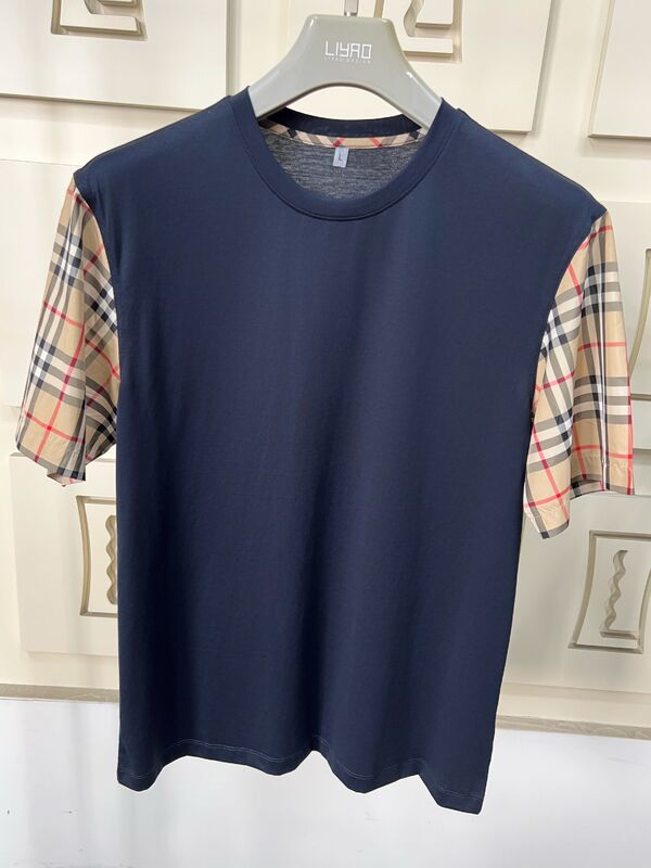 आइकॉनिक प्लेड आस्तीन, नियमित फिट क्रू नेक, उच्च गुणवत्ता वाले कपास के साथ पुरुषों के फैशन टी