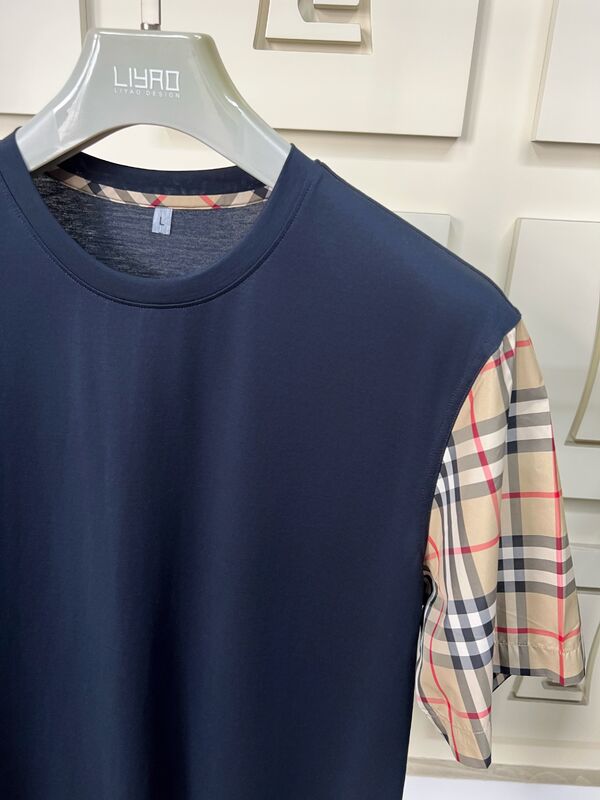 आइकॉनिक प्लेड आस्तीन, नियमित फिट क्रू नेक, उच्च गुणवत्ता वाले कपास के साथ पुरुषों के फैशन टी