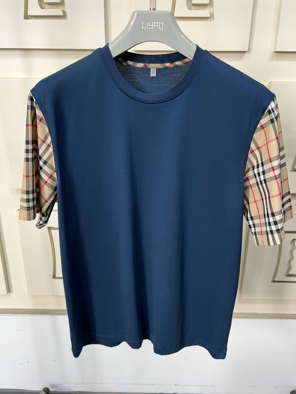 आइकॉनिक प्लेड आस्तीन, नियमित फिट क्रू नेक, उच्च गुणवत्ता वाले कपास के साथ पुरुषों के फैशन टी