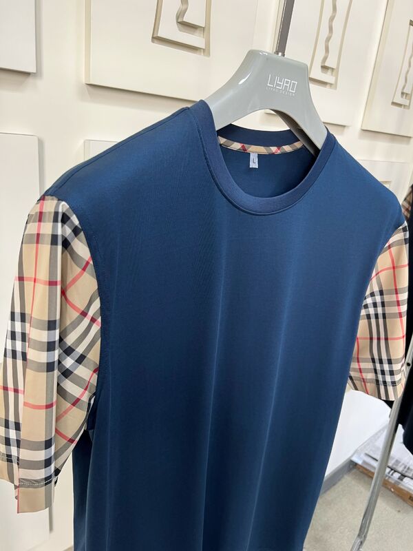 आइकॉनिक प्लेड आस्तीन, नियमित फिट क्रू नेक, उच्च गुणवत्ता वाले कपास के साथ पुरुषों के फैशन टी