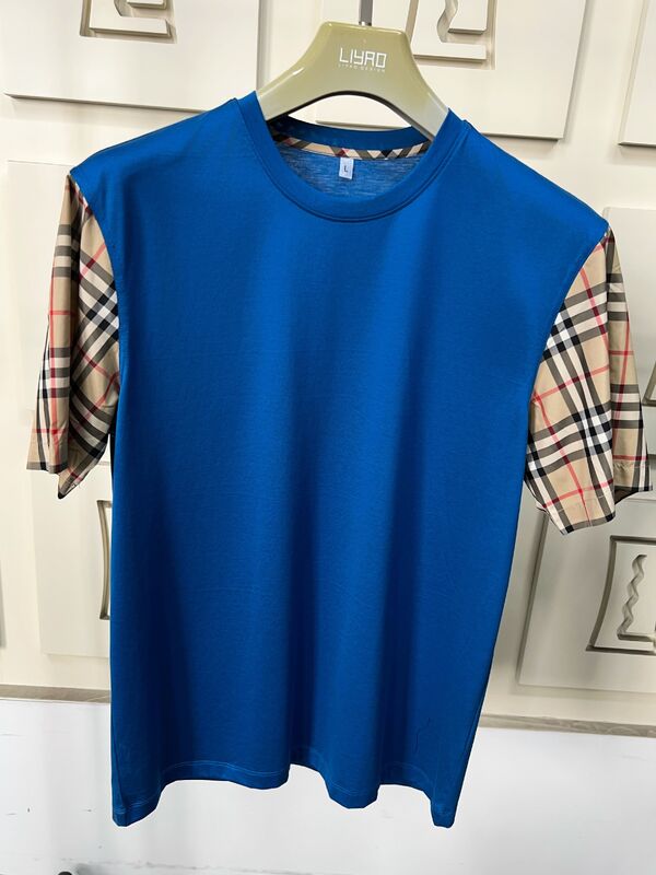 आइकॉनिक प्लेड आस्तीन, नियमित फिट क्रू नेक, उच्च गुणवत्ता वाले कपास के साथ पुरुषों के फैशन टी